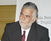 Alonso Cueto: Mi naturaleza es ser un hombre solitario Alonso Cueto: Mi naturaleza es ser un hombre solitario